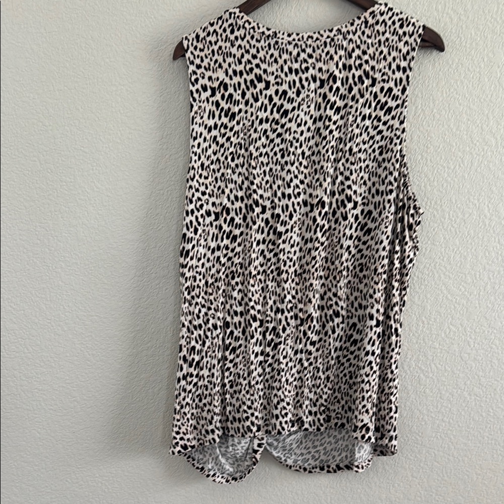 Size 2X Sleeveless Twist-Hem Animal Print Top - Black and Cream - Picture 4 of 6